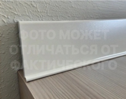 napolnyij-plintus-alyuminievyij-100-mm-pt-100-belyij-3-m